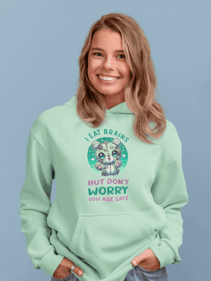 Mädchen mit braunen Haaren trägt ein Hoodie in Pastelgrün von Creepy Wonderland - Die Aufschrift des Hoodies I eat brains but do not worry you are Safe - In der Mitte ist ein Kawaii zombibär abgebildet